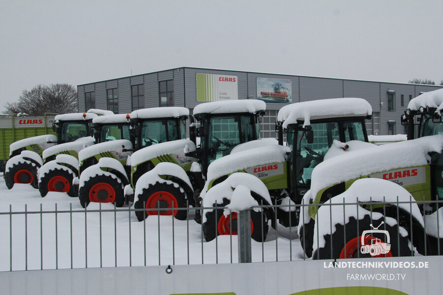 Claas Traktoren im Winter.jpg